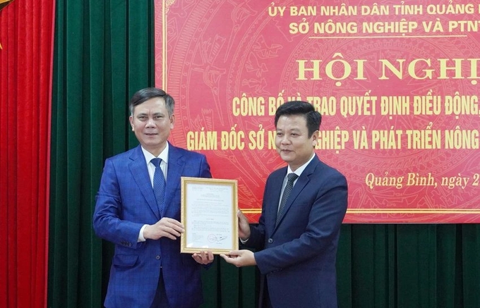 Ông Trần Thắng, Chủ tịch UBND tỉnh Quảng Bình (bên trái), trao Quyết định bổ nhiệm ông Trần Quốc Tuấn giữ chức vụ Giám đốc Sở NN-PTNT. Ảnh: A.Tuấn.