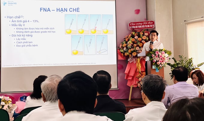 BS.CKI Phạm Cao Thành, Khoa Ung bướu, Bệnh viện Hoàn Mỹ Sài Gòn thông tin về các phương pháp điều trị ung thư vú. Ảnh: Nguyễn Thủy.