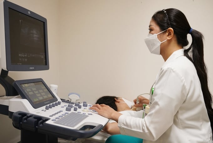 Bác sĩ Bệnh viện Hoàn Mỹ Sài Gòn tiến hành siêu âm màu tuyến vú để tầm soát ung thư cho người bệnh. Ảnh: BVCC.