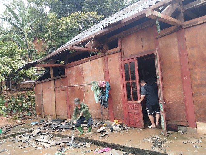 Mưa lốc đã làm thiệt hại hàng chục ngôi nhà tại huyện Trấn Yên