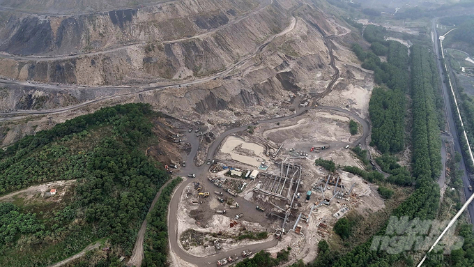 Hoạt động khai thác đất đá thải mỏ tại bãi thải Đông Cao Sơn (Cẩm Phả) của Công ty CP Thiên Nam gây nguy cơ sạt lở. Ảnh: Cường Vũ