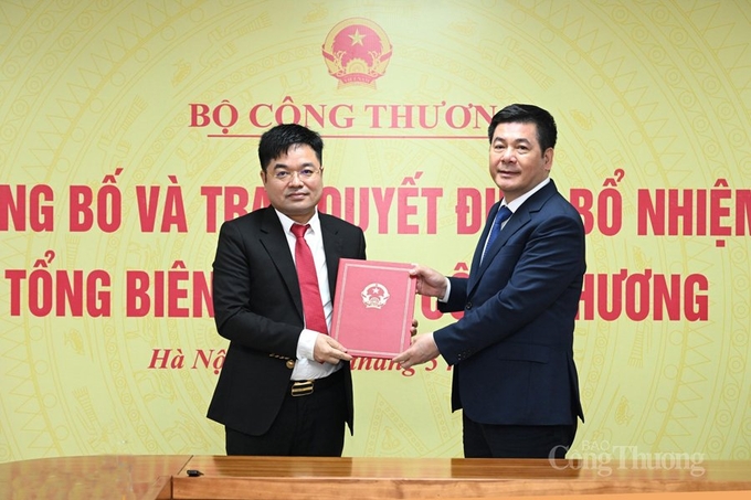 Ông Nguyễn Văn Minh (bên trái) được bổ nhiệm làm Tổng Biên tập Báo Công thương. Ảnh: Báo Công thương.