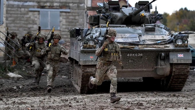 Quân đội Anh tập luyện tại khu huấn luyện quân sự đồng bằng Salisbury hồi năm 2019. Ảnh: Fox News.