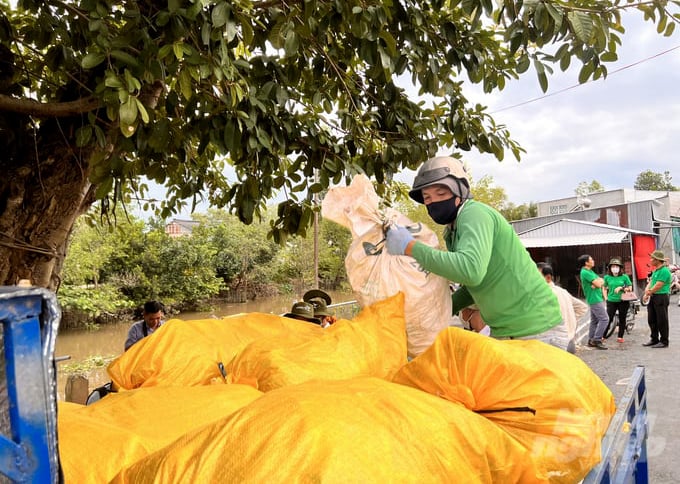 Nông dân thu gom bao gói thuốc bảo vệ thực vật ở TP Sa Đéc, Đồng Tháp. Ảnh: Sơn Trang.