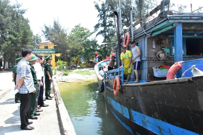 Authorities propagate regulations in the field of fisheries to fishermen before going to sea. Photo: CD.