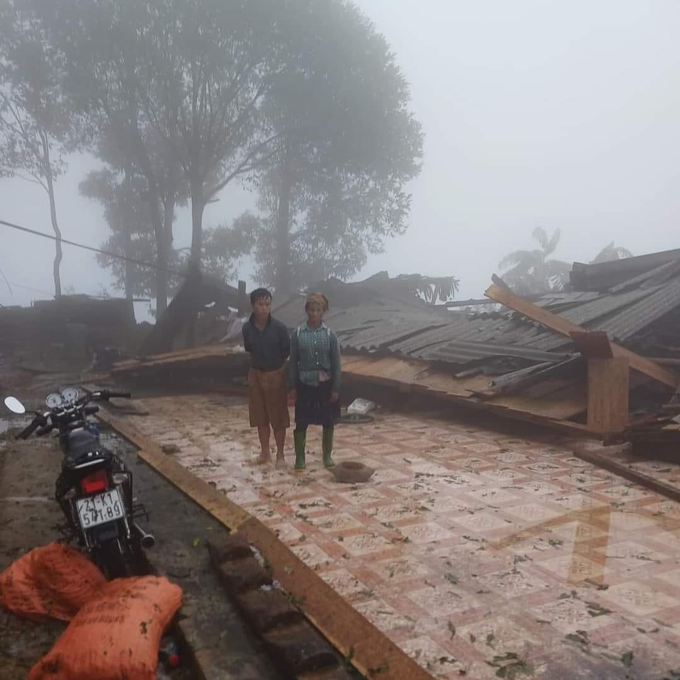 Ngôi nhà của người dân ở xã An Lương, huyện Văn Chấn bị sập đổ hoàn toàn.