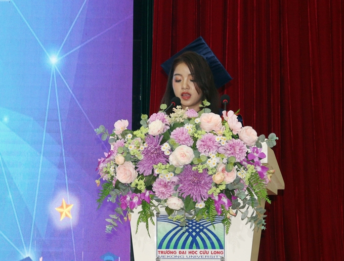 Tân cử nhân Sisavath Anoulack bày tỏ lòng biết ơn với thầy cô và bạn bè Việt Nam.