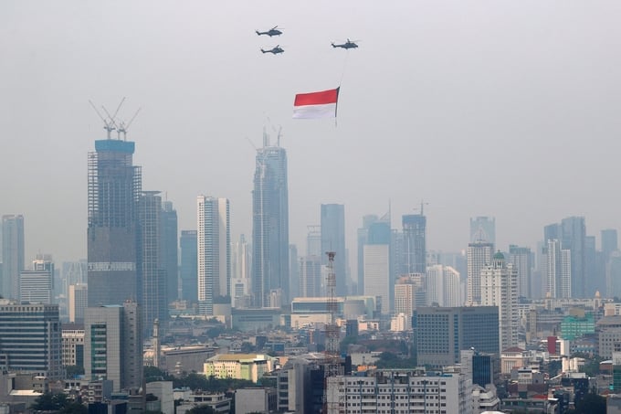 Máy bay trực thăng của Không quân Indonesia mang theo lá cờ lớn trong lễ kỷ niệm Ngày Quốc khánh lần thứ 76 của Indonesia tại Jakarta hồi năm 2021. Ảnh: Reuters.