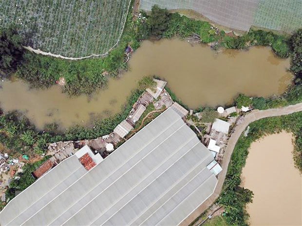 Nhiều công trình xây dựng khiến cho diện tích hồ P’róh, huyện Đơn Dương, tỉnh Lâm Đồng ngày càng bị thu hẹp. Ảnh: Quốc Hùng.