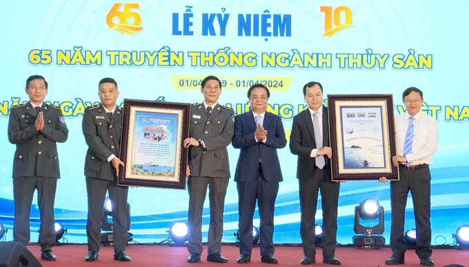 Bộ trưởng Bộ NN-PTNT Lê Minh Hoan tặng quà lưu niệm cho Cục Thủy sản và Cục Kiểm ngư. Ảnh: Duy Học.