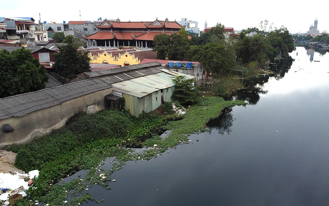 Đoạn kênh thủy lợi Kim Sơn đi qua thị trấn Sặt, huyện Bình Giang (Hải Dương) bị xâm phạm làm ảnh hưởng đến dòng chảy của hệ thống. Ảnh: Vũ Sinh.