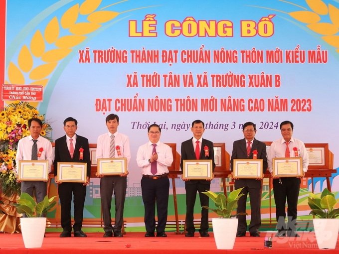 Chủ tịch UBND TP Cần Thơ trao quyết định công nhận xã NTM kiểu mẫu, NTM nâng cao cho các xã thuộc huyện Thới Lai. Ảnh: Kim Anh.