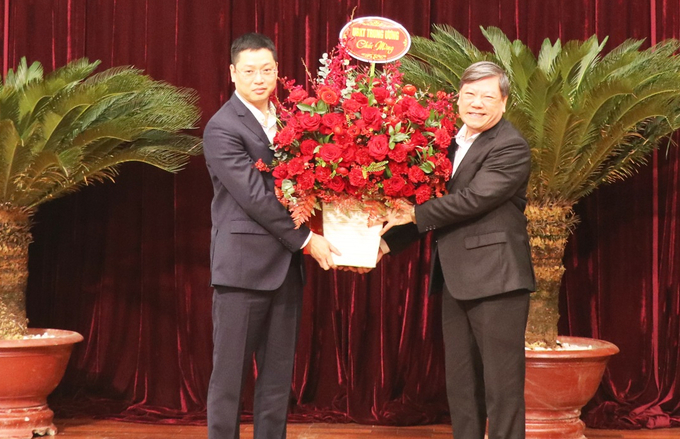 Phó Chủ nhiệm Thường trực Ủy ban Kiểm tra Trung ương Trần Văn Rón tặng hoa chúc mừng ông Trần Huy Phương.