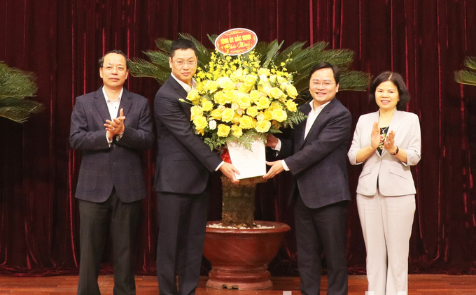 Thường trực Tỉnh ủy tặng hoa chúc mừng ông Trần Huy Phương.
