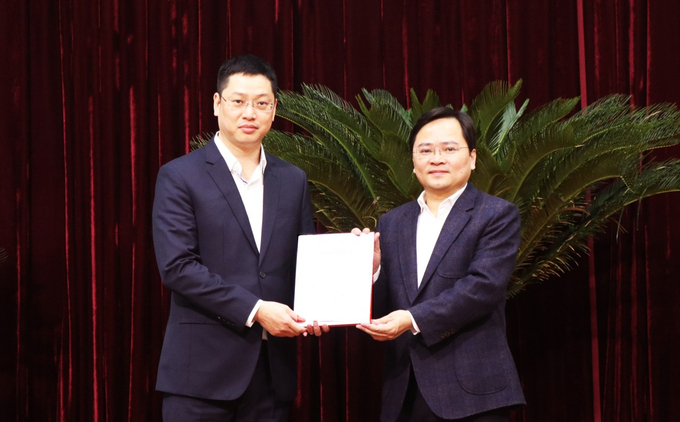 Bí thư Tỉnh ủy Bắc Ninh Nguyễn Anh Tuấn (bên phải) trao Quyết định của Ban Bí thư cho ông Trần Huy Phương.
