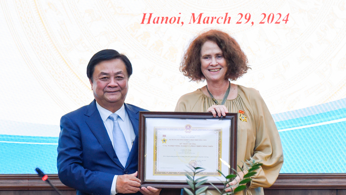 World Bank Country Director in Vietnam Carolyn Turk received the medal for the cause of Agriculture and Rural Development. Photo: Quynh Chi.