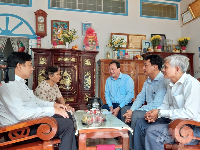 Lãnh đạo tỉnh Trà Vinh thăm hỏi gia đình chính sách người dân tộc trên địa bàn tỉnh. Ảnh. HT.