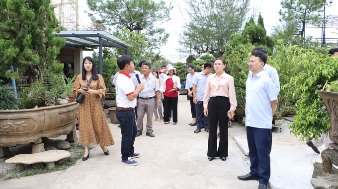 Cán bộ ngành nông nghiệp Hà Nội đến thăm mô hình du lịch làng nghề ở Hồng Vân. Ảnh: Tư liệu. 
