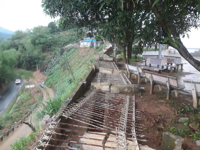 Hàng chục mét tường rào của Trung tâm Dạy nghề và giáo dục thường xuyên huyện Bát Xát bị đổ sập. Ảnh: K.L.