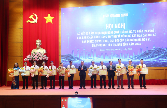 Lãnh đạo tỉnh Quảng Ninh trao Bằng khen cho các tập thể, cá nhân có thành tích xuất sắc trong việc triển khai, thực hiện các chỉ số của tỉnh Quảng Ninh năm 2023. Ảnh: Báo Quảng Ninh