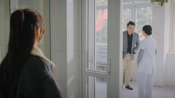 Giang bắt gặp bố trò chuyện với một bác sĩ tại Cao Sơn. Ảnh CMH
