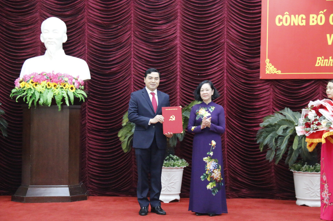 Bà Trương Thị Mai trao quyết định chuẩn y chức danh Bí thư Tỉnh ủy Bình Thuận nhiệm kỳ 2020 - 2025 cho ông Nguyễn Hoài Anh. Ảnh: PC.