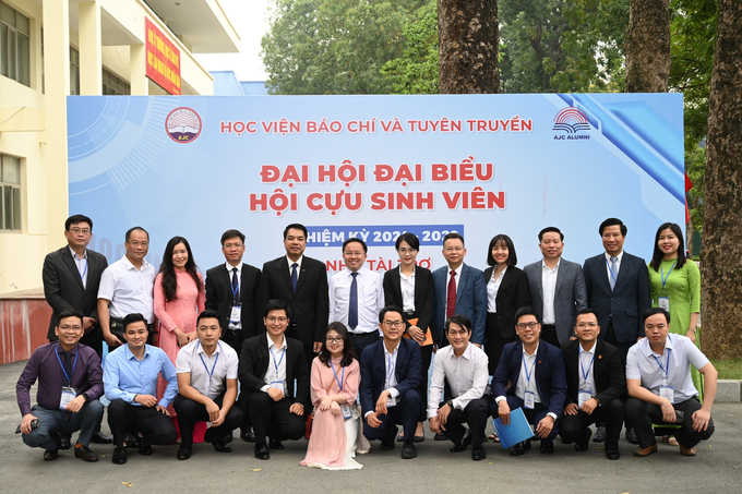 Ban Chấp hành Hội Cựu sinh viên Học viện Báo chí và Tuyên truyền nhiệm kỳ 2024 - 2029. Ảnh: PV.