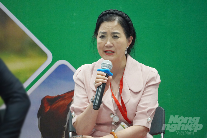 TS Hạ Thúy Hạnh, Phó Chủ tịch VFAEA chia sẻ về phúc lợi động vật. Ảnh: Nguyễn Thủy.