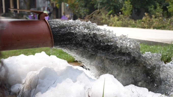 Polluted water is pumped directly from the Bac Hung Hai river to irrigate fields in Dong Than commune, Yen My district, and Hung Yen province. Photo: Hung Khang.