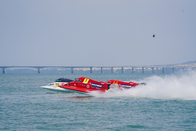 Cặp thuyền máy của đội đua thuyền máy F1 H20 Bình Định - Việt Nam đang thi đấu. Ảnh: V.Đ.T.