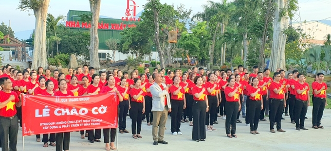 DT Group tổ chức lễ chào cờ trước khi phát động dọn dẹp vệ sinh môi trường hưởng ứng kỷ nhiệm 100 năm TP Nha Trang. Ảnh: QD.