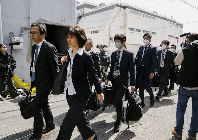 Các quan chức Bộ Y tế Nhật Bản khám xét nhà máy sản xuất thực phẩm chức năng của Công ty Dược phẩm Kobayashi ở Osaka ngày 30/3. Ảnh: Kyodo News.