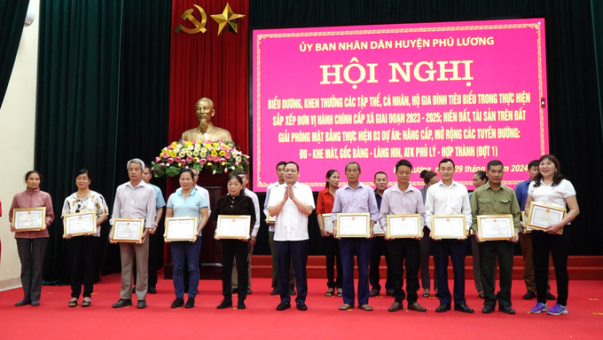 Huyện ủy, HĐND, UBND huyện Phú Lương trao bằng khen cho các tập thể, cá nhân và hộ gia đình tiêu biểu. Ảnh: Quang Linh.