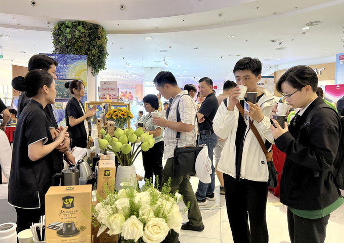 Khách hàng thưởng thức cà phê tại Chương trình 'Tôn vinh cà phê - trà Việt', lần 2 năm 2024. Ảnh: Sơn Trang.
