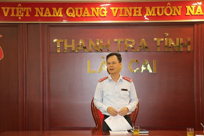 Ông Nguyễn Thành Sinh, Chánh Thanh tra tỉnh Lào Cai công bố quyết định thanh tra 2 công ty khai thác khoáng sản. Ảnh: T.L.