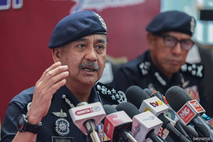 Tổng thanh tra Razarudin Husain trả lời họp báo tại Kuala Lumpur, Malaysia. Ảnh: Bernama.