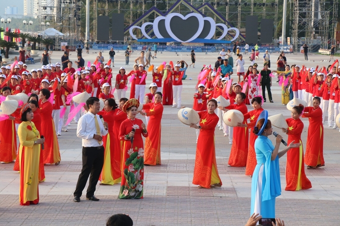 Gần 1.000 nghệ sĩ, diễn viên quần chúng của Hội UNESCO tỉnh Khánh Hòa tham gia biểu diễn. Ảnh: PC.