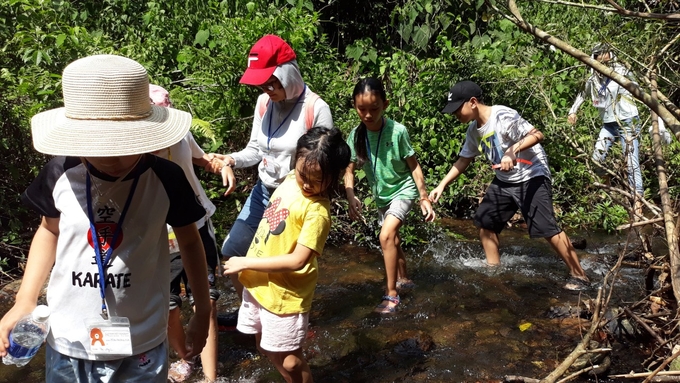 Các em học sinh thủ đô Hà Nội tham quan, trải nghiệm hệ sinh thái Trạm đa dạng sinh học Mê Linh, tỉnh Vĩnh Phúc. Ảnh: Kim Long.  