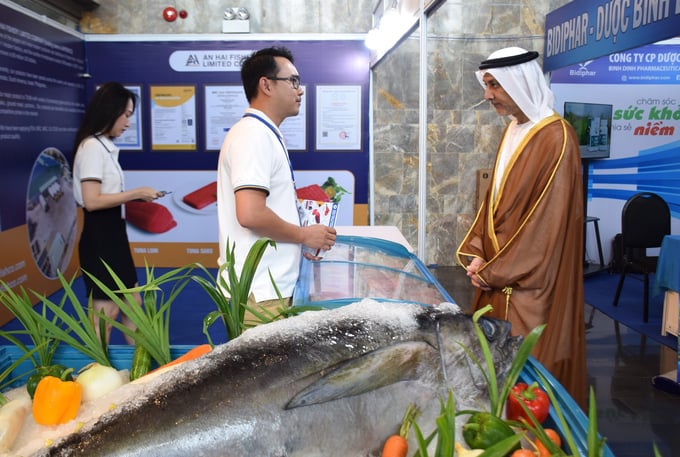 Mr. Bader Almatrooshi paying a visit to an exhibition booth showcasing ocean tuna products by An Hai Seafood Company Limited. Photo: V.D.T.