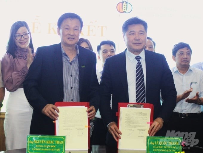 Representatives of the two units signed a memorandum of understanding on the cooperation program. Photo: Trung Quan.