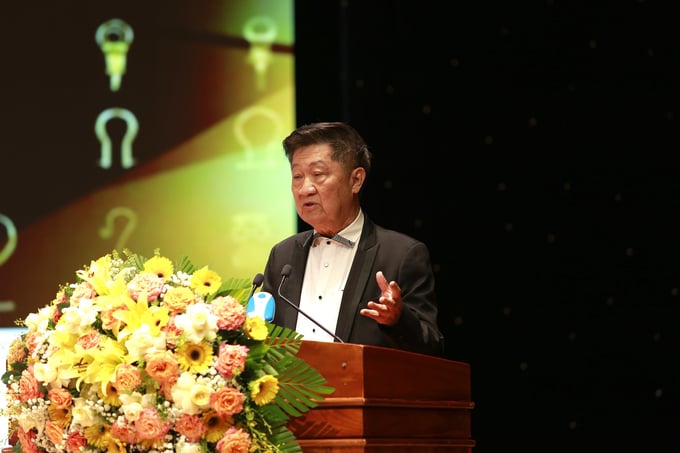 Professor Peter Palanugool, Thai billionaire and Chairman of Bangkok Assay Office Group, giving a speech at the conference. Photo: V.D.T.