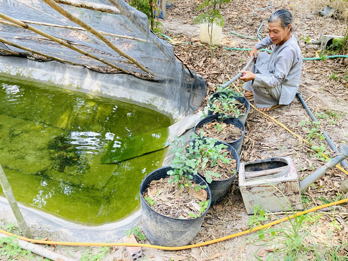 Người dân ở vùng Bảy Núi tự chủ xây bồn chứa nước trong mùa khô vừa phòng chống cháy rừng vừa có nước phục vụ cho sản xuất nông nghiệp. Ảnh: Lê Hoàng Vũ.