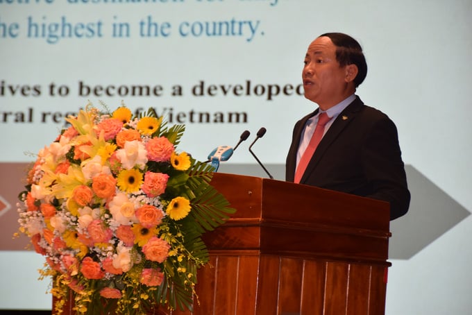 Mr. Pham Anh Tuan, Chairman of the Binh Dinh Provincial People's Committee, introducing the province's potential, advantages, and investment environment. Photo: V.D.T.