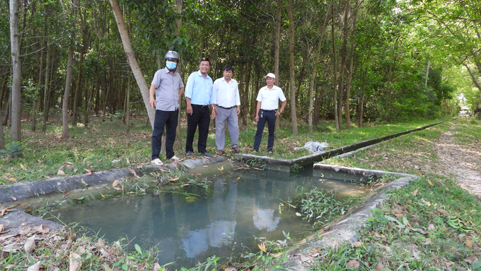 Ông Trần Quang Vinh - Chi Cục trưởng Chi cục Thủy lợi tỉnh Tây Ninh (thứ 2 từ phải sang) cùng đoàn công tác đi kiểm tra hệ thống kênh mương thủy lợi. Ảnh: Trần Trung.