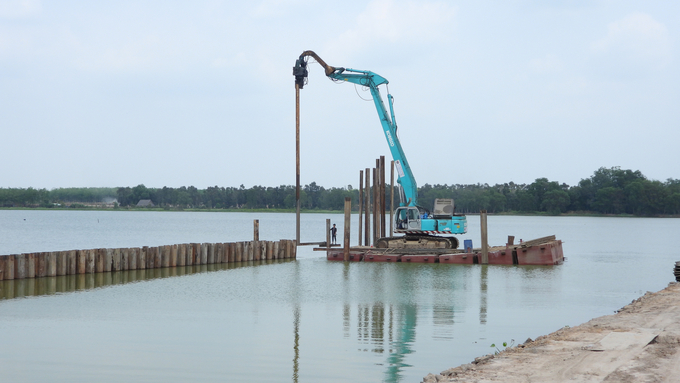 Mặc dù đang trong quá trình nâng cấp sửa chữa, hiện mực nước dâng tại hồ Tha La vẫn đạt cao trình trên 24m, đảm bảo phục vụ nước sản xuất cho toàn bộ vùng tưới. Ảnh: Trần Trung.