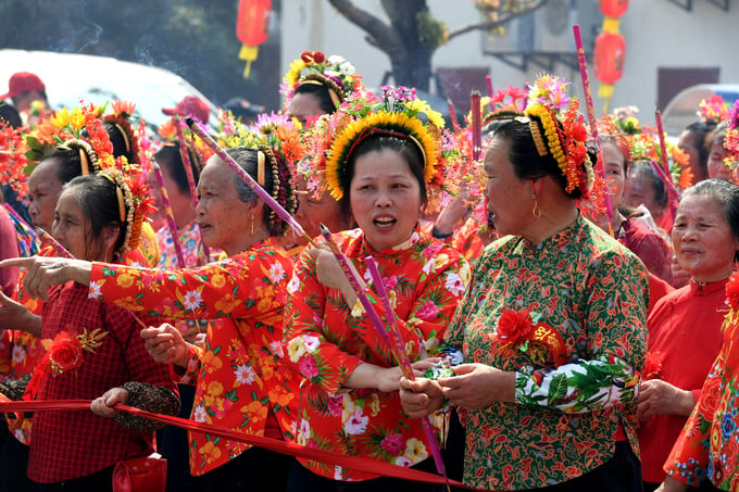 Phụ nữ làng Tuyền Phố cài vòng hoa trên tóc vào những ngày lễ hội đặc biệt.