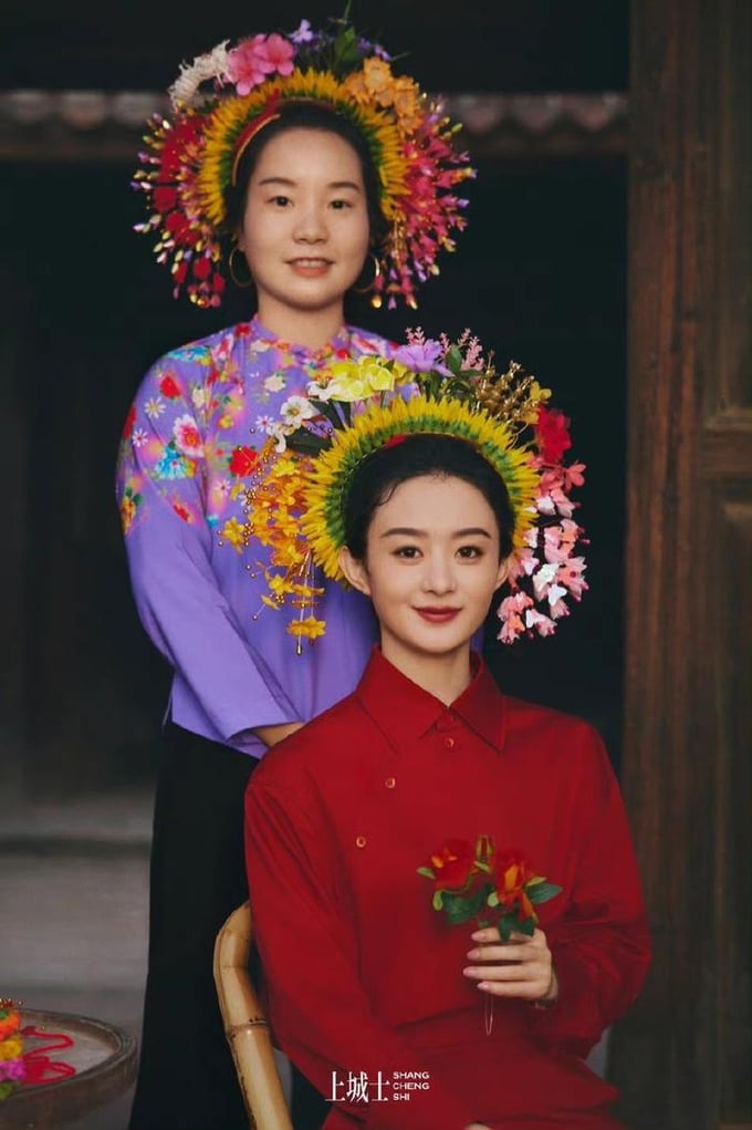 Diễn viên Triệu Lệ Dĩnh xuất hiện trên bìa tạp chí với tạo hình kẹp hoa lên tóc đã trở thành trend cho giới trẻ Trung Quốc.