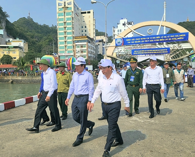 Deputy Minister Phung Duc Tien and Mr. Le Tien Chau, Secretary of the Hai Phong City Party Committee, are seen preparing to board the vessel for releasing the fish fries. Photo: Dinh Muoi.