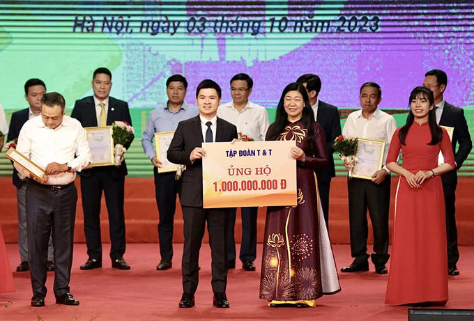 Ông Đỗ Vinh Quang, Phó Chủ tịch HĐQT Tập đoàn T&T Group (bên trái) trao ủng hộ cho Quỹ 'Vì người nghèo' TP.Hà Nội. Ảnh: T&T Group.