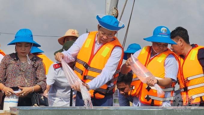 Lãnh đạo tỉnh Sóc Trăng cùng các sở, ban, ngành, đoàn viên thanh niên tham gia hoạt động thả giống tái tạo nguồn lợi thủy sản. Ảnh: Kim Anh.